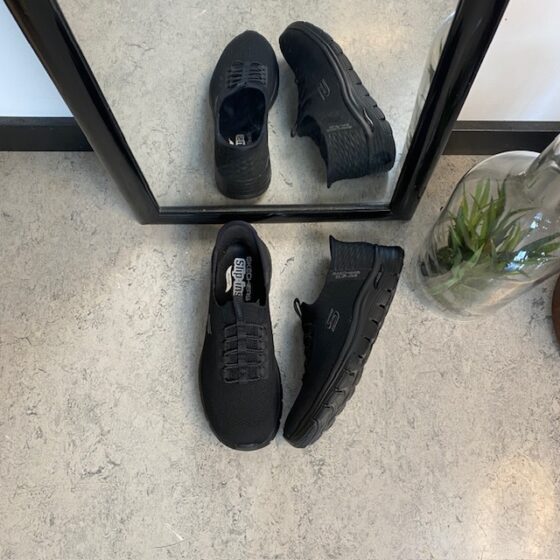 Svart Skechers slip-ins med fotbuestøtte