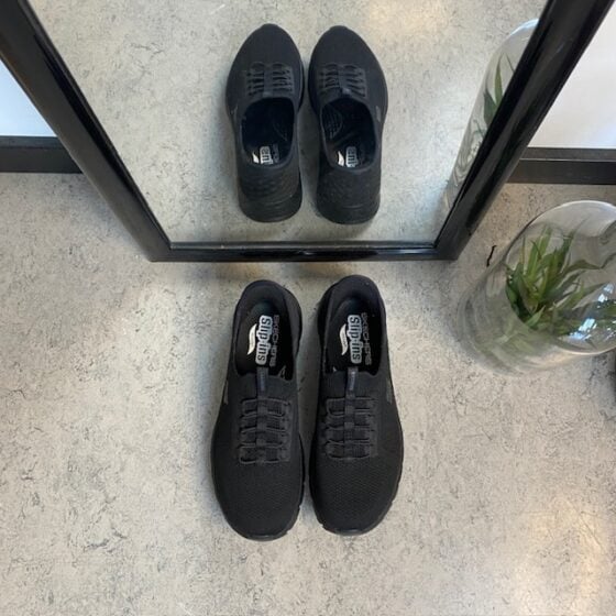 Svart Skechers slip-ins med fotbuestøtte