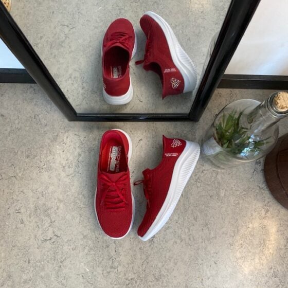 Røde Skechers Slip-ins med glitterdetaljer.
