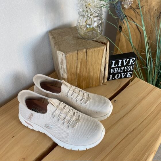 Beige Skechers slip-ons med svangstøtte