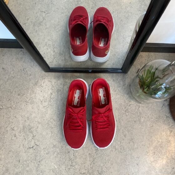 Røde Skechers Slip-ins med glitterdetaljer.