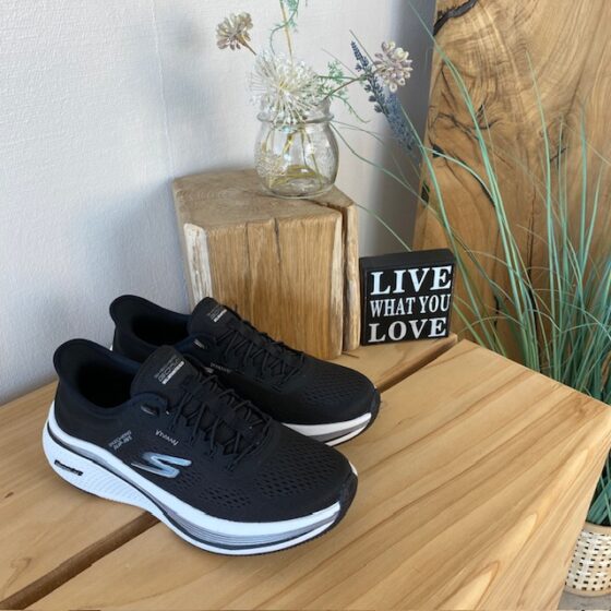Sort slip-ons sko fra Skechers med elastisk snøring