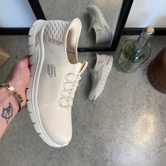 Beige Skechers slip-ons med svangstøtte