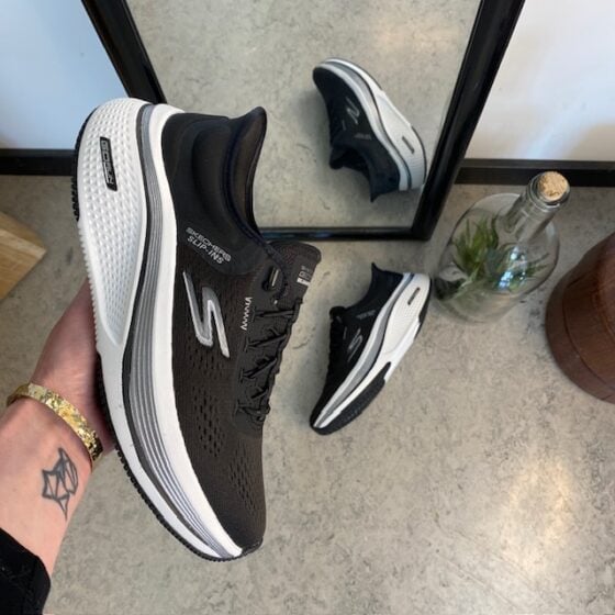 Sort slip-ons sko fra Skechers med elastisk snøring