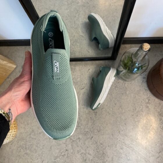 Grønn slip on sko fra Cruz med god bredde