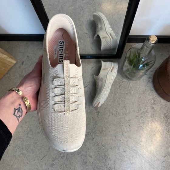 Beige Skechers slip-ons med svangstøtte