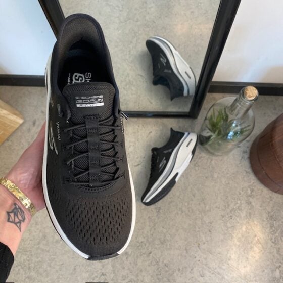Sort slip-ons sko fra Skechers med elastisk snøring