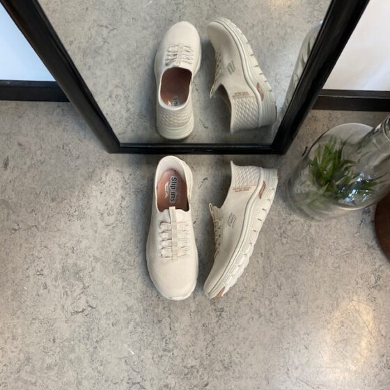 Beige Skechers slip-ons med svangstøtte
