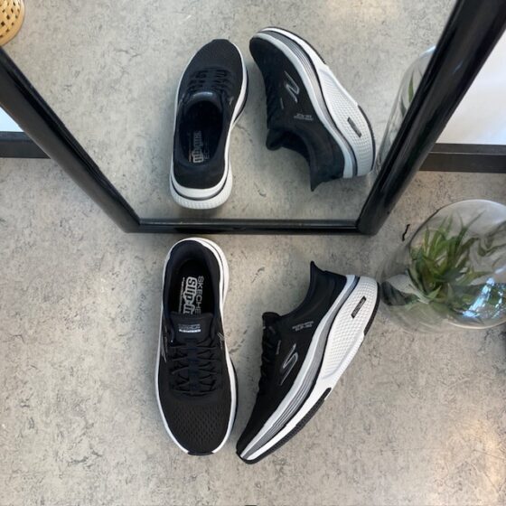 Sort slip-ons sko fra Skechers med elastisk snøring