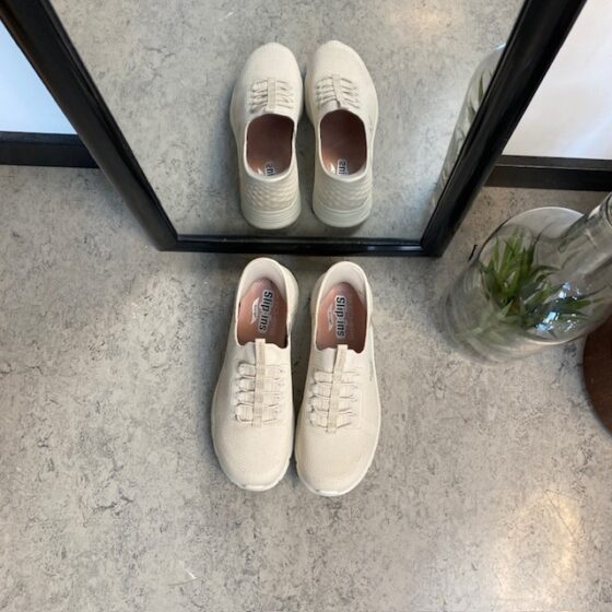 Beige Skechers slip-ons med svangstøtte