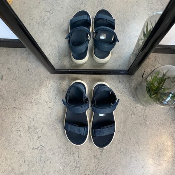 Cruz blå lett sandal med brede remmer