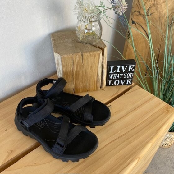 Svart Woden sandal med god svangstøtte