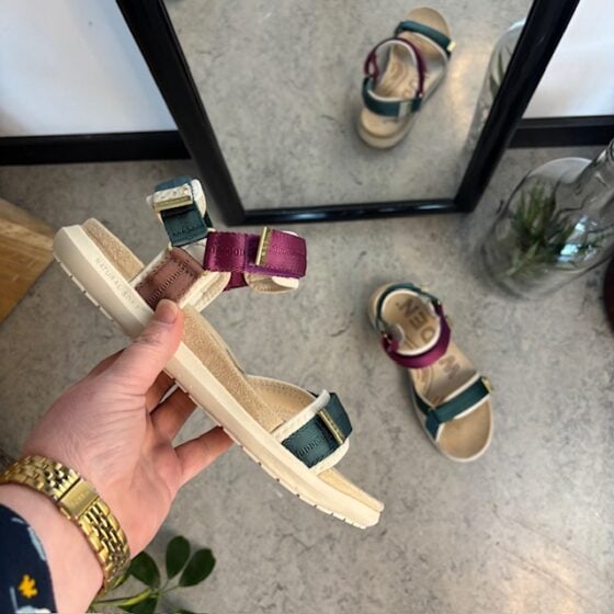 Lilla/grønn Woden sandal med god svangstøtte.