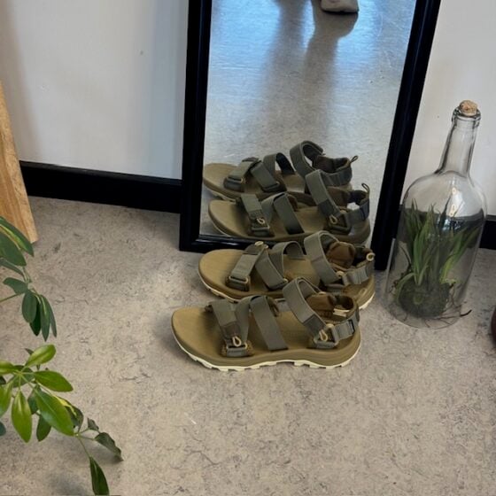 Grønn lettvekts vandresandal til menn med god svangstøtte.