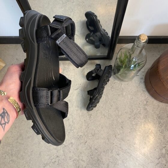 Svart Woden sandal med god svangstøtte