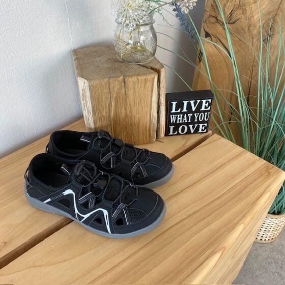 Lukket trekkingsandal i svart – Komfort og funksjon i et diskré utseende