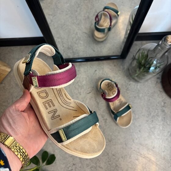Lilla/grønn Woden sandal med god svangstøtte.
