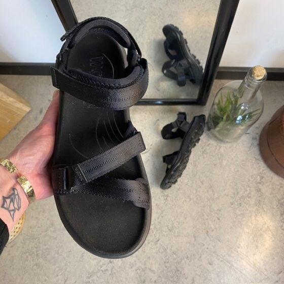 Svart Woden sandal med god svangstøtte