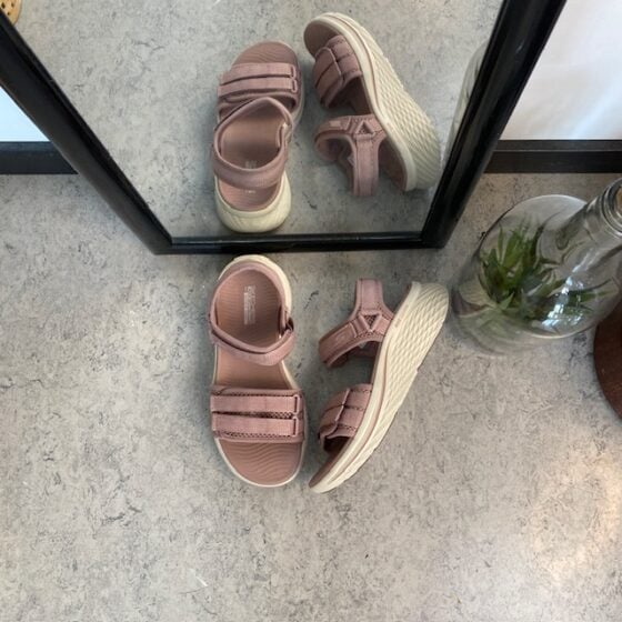 Rosa Skechers Max Cushioning Elite 2.0 Sandal med god fotbuestøtte