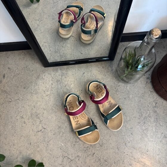 Lilla/grønn Woden sandal med god svangstøtte.