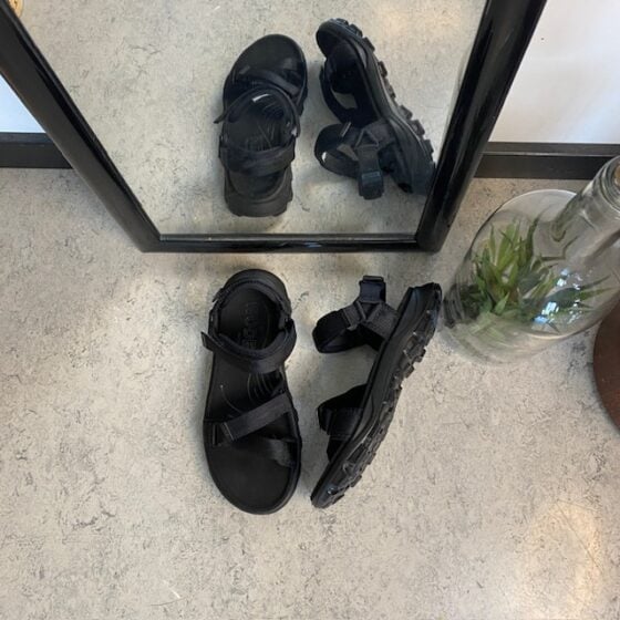 Svart Woden sandal med god svangstøtte