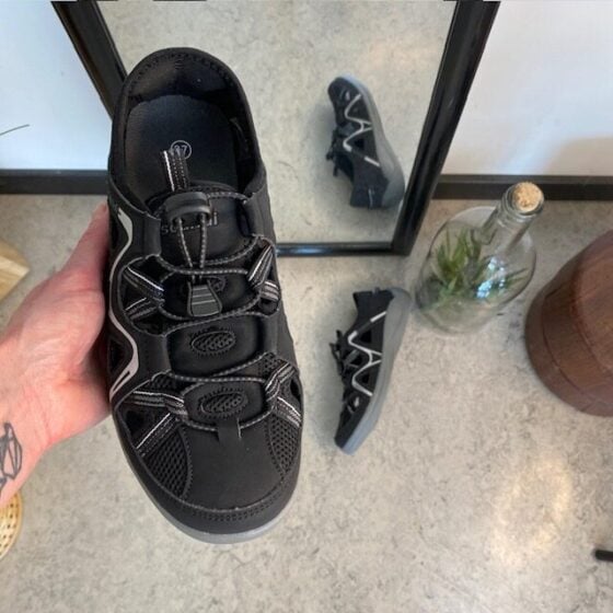 Lukket trekkingsandal i svart – Komfort og funksjon i et diskré utseende