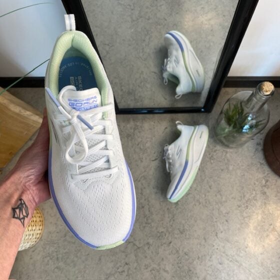 Hvite Skechers GoRun sko med flotte detaljer