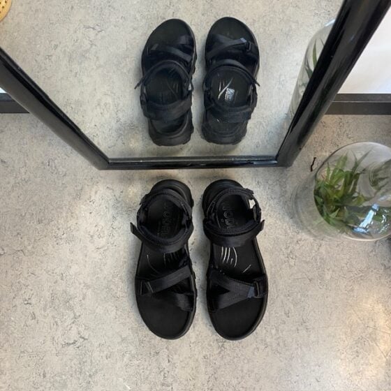 Svart Woden sandal med god svangstøtte