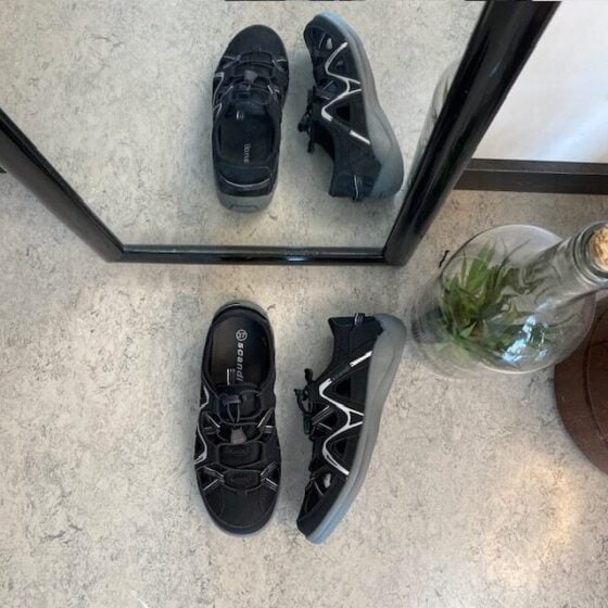 Lukket trekkingsandal i svart – Komfort og funksjon i et diskré utseende