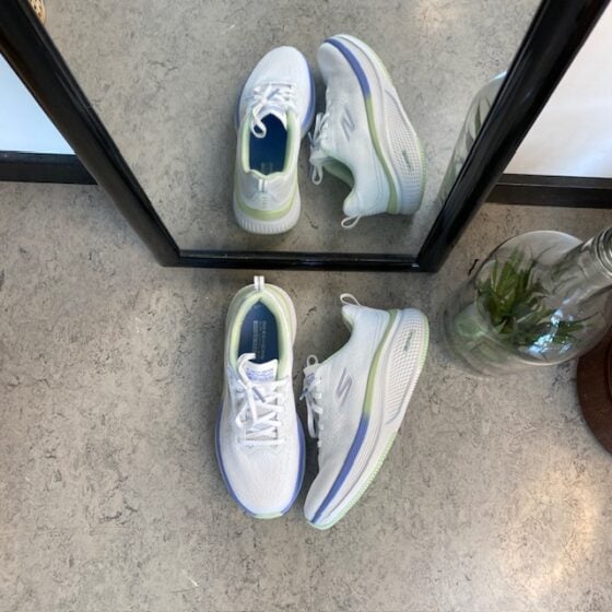 Hvite Skechers GoRun sko med flotte detaljer