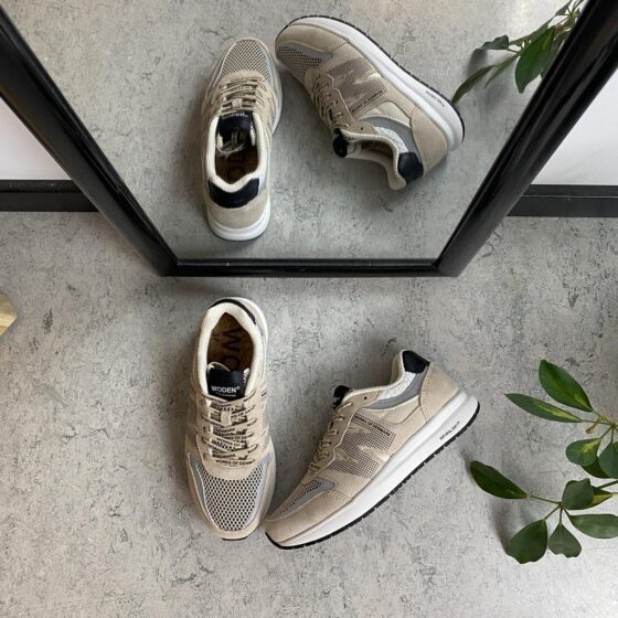 Beige lettvektsko i pustende materiale fra Woden.