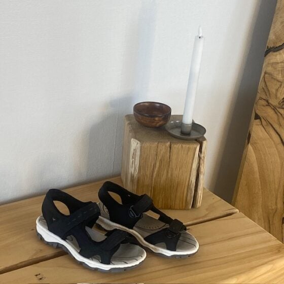 Mørkeblå vandresandal fra Rieker med god støtdemping