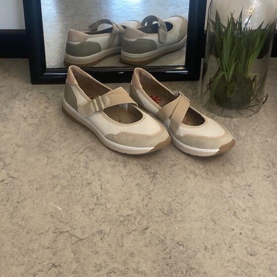 Relife ballerinasko med borrelås – beige komfortsko med massasjeeffekt