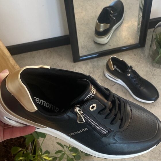Komfortable sneakers fra Remonte med mye fotbuestøtte