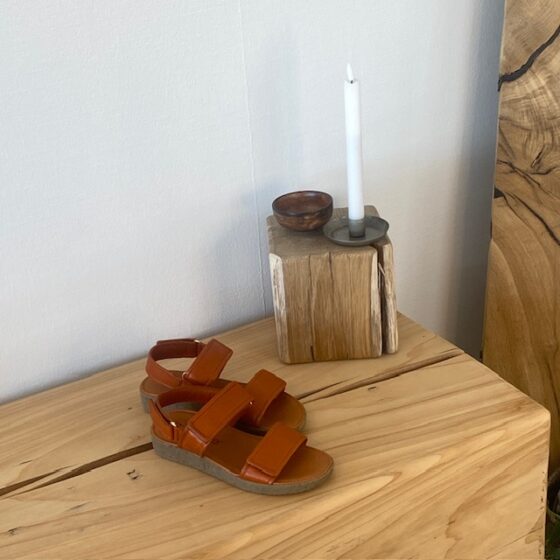 Nature sandal i brunt skinn med lyse såler