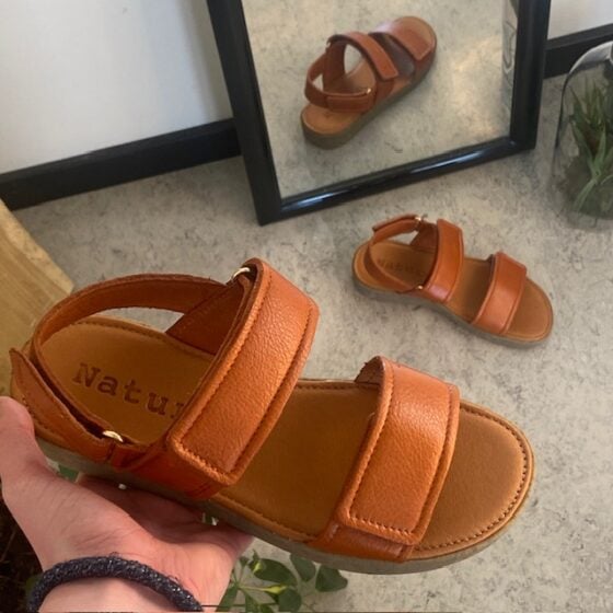 Nature sandal i brunt skinn med lyse såler
