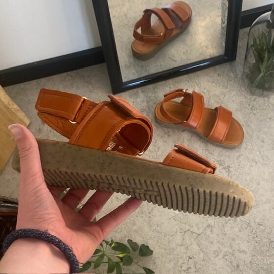 Nature sandal i brunt skinn med lyse såler