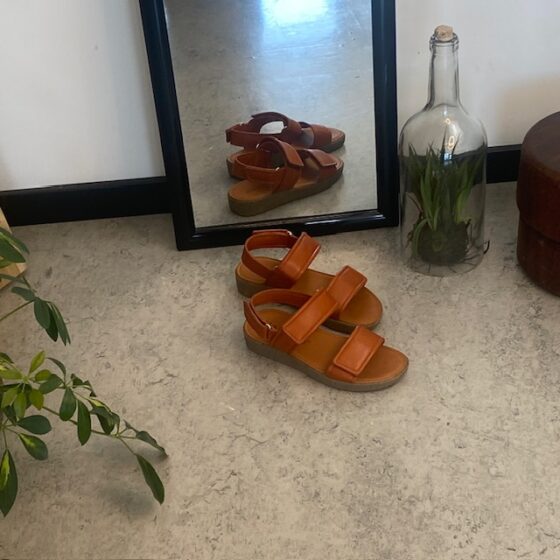 Nature sandal i brunt skinn med lyse såler