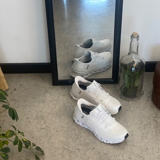 Hvite Skechers Slip-Ins sko med mye støtdemping