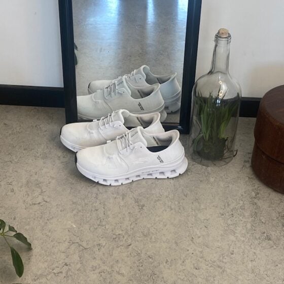 Hvite Skechers Slip-Ins sko med mye støtdemping
