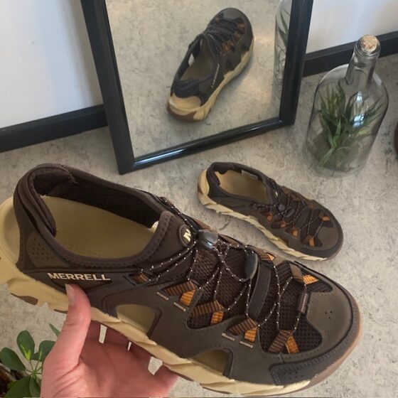 Merrell herresandal, lukket modell, god bredde.