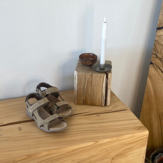 Beige og grå sporty sandal – komfort, støtte og et naturlig utseende i ett