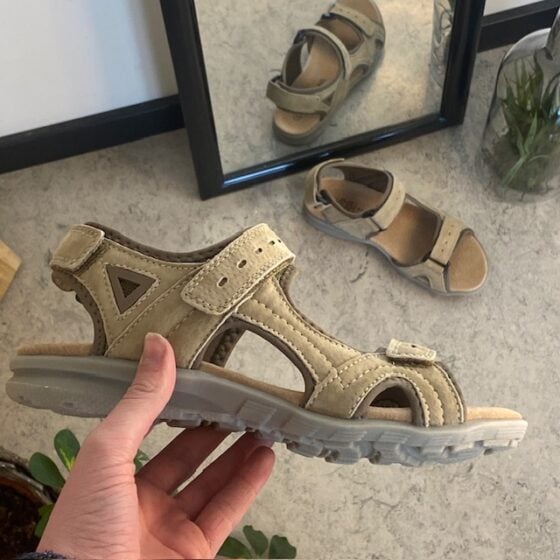 Beige og grå sporty sandal – komfort, støtte og et naturlig utseende i ett