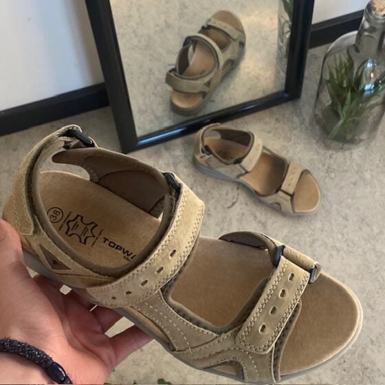 Beige og grå sporty sandal – komfort, støtte og et naturlig utseende i ett