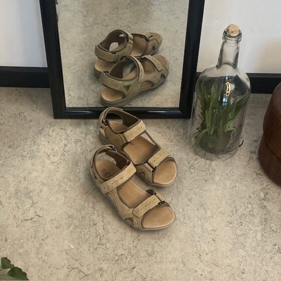 Beige og grå sporty sandal – komfort, støtte og et naturlig utseende i ett