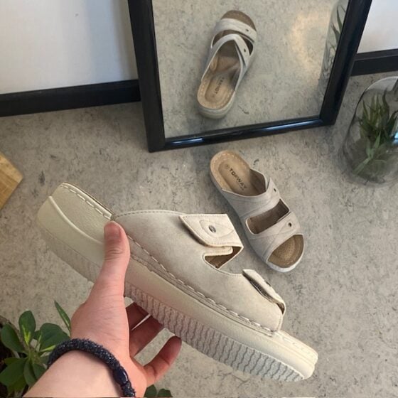 Lys slip-on sandal– enkel, myk og luftig for hverdagens mange skritt