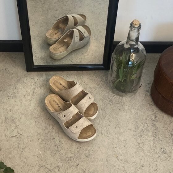 Lys slip-on sandal– enkel, myk og luftig for hverdagens mange skritt
