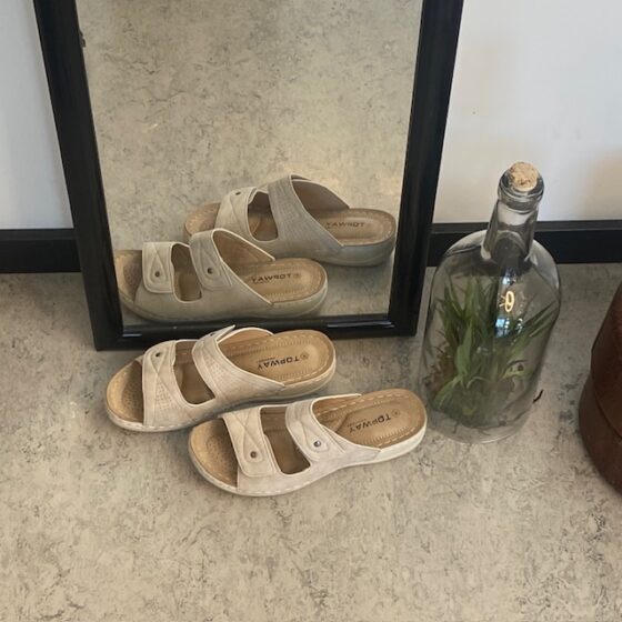Lys slip-on sandal– enkel, myk og luftig for hverdagens mange skritt