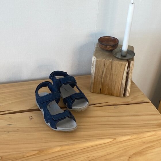 Mørkeblå sporty sandal med maksimal komfort – for deg som vil stå godt hele dagen