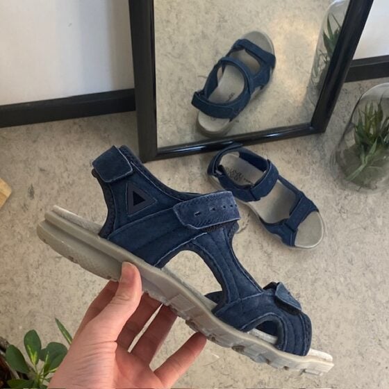 Mørkeblå sporty sandal med maksimal komfort – for deg som vil stå godt hele dagen